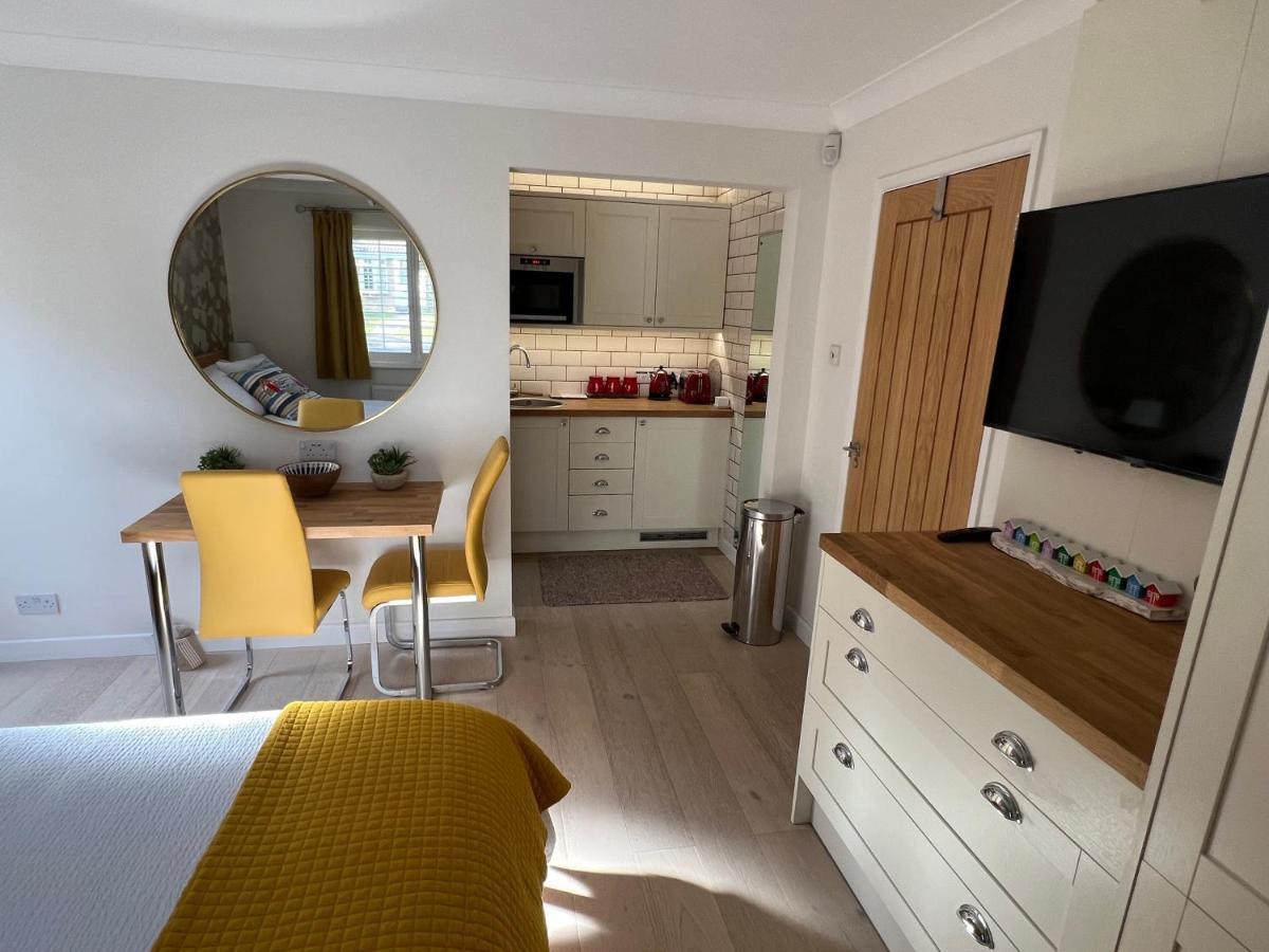 No 64 Bed And Breakfast Lymington Exterior photo